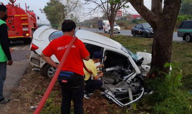 หนุ่มใหญ่ซิ่งเก๋งเสียหลักตกร่องกลางถนนพุ่งชนต้นไม้เจ็บสาหัส