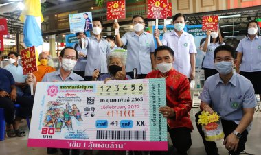 ผู้ว่าฯพิจิตรกุศโลบายลึกล้ำปลุกกระแสฉีดวัคซีนเข็มแรกลุ้นรับโชคเงินล้านชาวบ้านแห่กันมาเพียบ