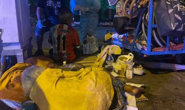 สุดเวทนา คุณป้าวัย67ปี เดินทางจากจังหวัดขอนแก่นเข้ากรุงตามหาลูกชายไม่เจอ ไม่มีเงินกลับบ้าน กลายเป็นคนไร้บ้าน กินนอนบริเวณทางเท้าหน้าสวนลุมพินี ฝั่งรพ.จุฬา 