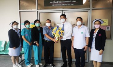 "สส.ชัยวุฒิ" มอบเงินช่วยเหลือ​ "น้องอุ้ม" พยาบาล รพ.อุ้มผาง ที่ประสบอุบัติเหตุ