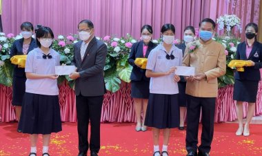 เจ้าเมืองศรีสะเกษมอบทุนการศึกษาโรงเรียนสตรีสิริเกศ