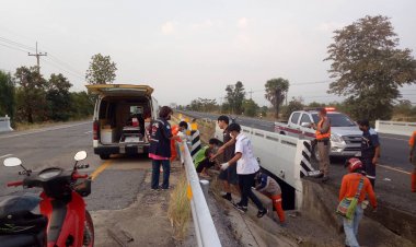 หวิดดับหมู่!หนุ่มบุรีรัมย์ซิ่งกระบะตกร่องกลางถนนรถพังยับเจ็บ 2