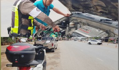 ชาวบ้านซึ้งน้ำใจ 2 ตร.จราจร สภ.บ้านค่าย ช่วยเหลือรถดับ