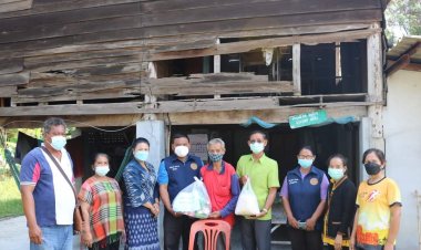 นายกอบต.สำโรง สั่งลูกน้องลุย!มอบถุงยังชีพผู้ประสบปัญหาทางสังคม