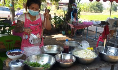 สาวอุทัยธานีขายก๋วยเตี๋ยว 10 บาทพลิกวิกฤติโควิดลูกค้าตรึม