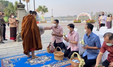 พ่อเมืองดอกลำดวนนำปชช.นุ่งผ้าไทยใส่บาตรพระทำความดีวิถีพอเพียง