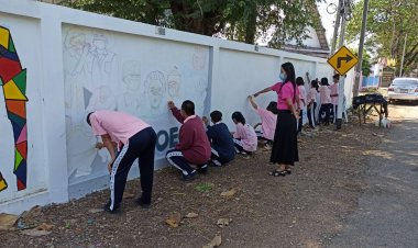 ครูสาวสวย!!พานักเรียนเนรมิตรภาพวาดหลากสีสันกำแพงรั้วโรงเรียน