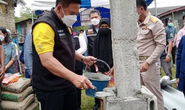พ่อเมืองนราฯมอบวัสดุสร้างบ้านแก่ครัวเรือนตกเกณฑ์เป้าหมาย