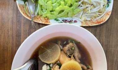 ก๋วยเตี๋ยวไก่ตุ๋นมะระเจ๊โอ๋เจ้าเด็ดนครนายก นักชิมต้องลิ้มลองรสชาติ