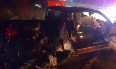 ระทึก!พ่อค้าซิ่งกระบะเสียหลังหลุดโค้งพุ่งชนเสาไฟฟ้าหวิดสิ้นชื่อ