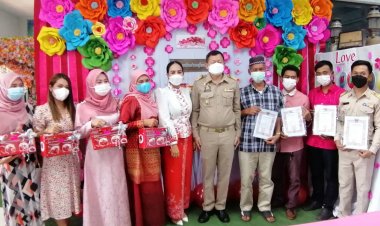 คึกคัก!คู่รักเมืองสุไหงปาดีแห่จดทะเบียนสมรสในวันแห่งความรัก