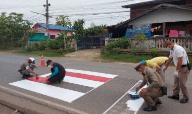 ตำรวจ สภ.คอนสวรรค์ มอบทางม้าลายสีสันชัดเจนหน้า รร.
