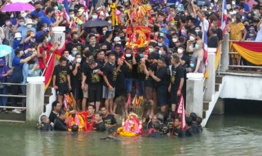 คึกคัก!ปชช.ลุยน้ำสมโภชเจ้าแม่ลิ้มกอเหนี่ยวปัตตานี