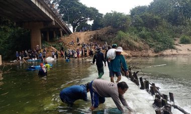 "สส.ธนัสถ์"ตากร่วมชาวบ้าน สร้างฝายชะลอน้ำสามเงา