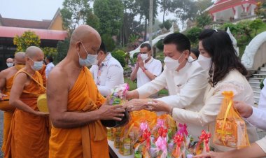 พุทธศาสนิกชนเบตงทำบุญตักบาตรเนื่องวันมาฆบูชา