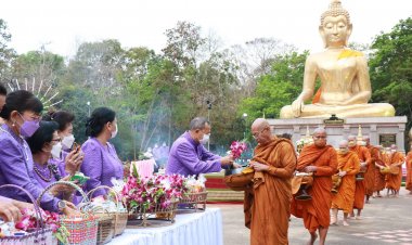 พ่อเมืองอำนาจเจริญนำปชช.ทำบุญตักบาตรเนื่องในวันมาฆบูชา