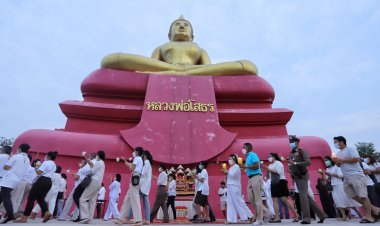 ผู้ว่าปทุมฯถวายเทียนมาฆประทีปและโคมเทียนแก้ว พระราชทาน วันมาฆบูชา