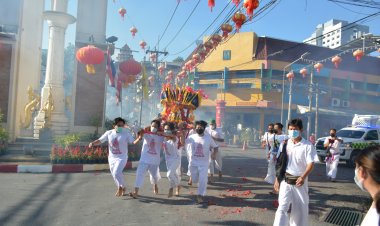 ชาวไทยเชื้อสายจีเบตงแห่พระวัดกวนอิมเบตงขอพรโควิดหมดไป