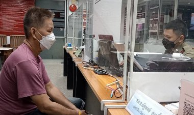 หนุ่มใหญ่ยืนส่องพระแผงขายริมถนนถูกโจกกระชากสร้อยทองสองบาทหนีลอยนวล(มีคลิป)