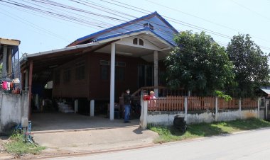 หนุ่มตามง้อแฟน ถูกเมิน ขับรถไถนาชนประตูบ้านแฟนสาวพัง