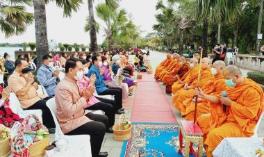 นอภ.โพธิ์ศรีสุวรรณ พร้อมภริยา พร้อมใจนุ่งผ้าไทยใส่บาตรพระสงฆ์