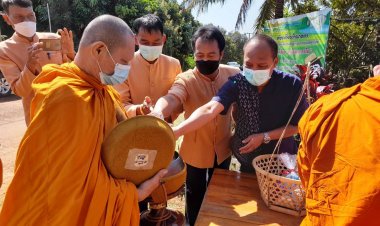 นอภ.ขุนหาญทำเก๋ไก๋ !!นุ่งผ้าไทยใส่บาตร"กลางดงดินแดง"