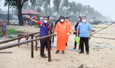ผู้ว่าฯนราธิวาสลงพื้นที่ตรวจเยี่ยมและสำรวจความเสียหายจากฝนถล่ม