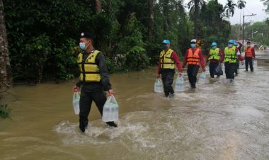 ผู้บังคับกองร้อยตำรวจตระเวนชายแดนที่ 446ลุยน้ำช่วยเหยื่อน้ำท่วมนราฯ