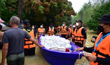 ทหารพราน 45 ลุยน้ำแจกจ่ายอาหารเหยื่อน้ำท่วมนราธิวาส