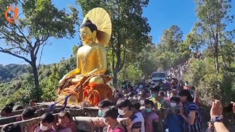 ชาวกะเหรี่ยงเกือบพันแบกพระพุทธเมตตาสู่วัดพระธรรมจาริกแม่ระมีดหลวง