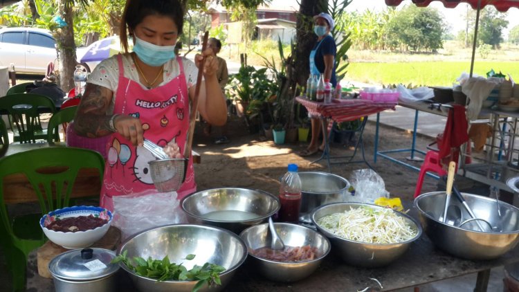 สาวอุทัยธานีขายก๋วยเตี๋ยว 10 บาทพลิกวิกฤติโควิดลูกค้าตรึม