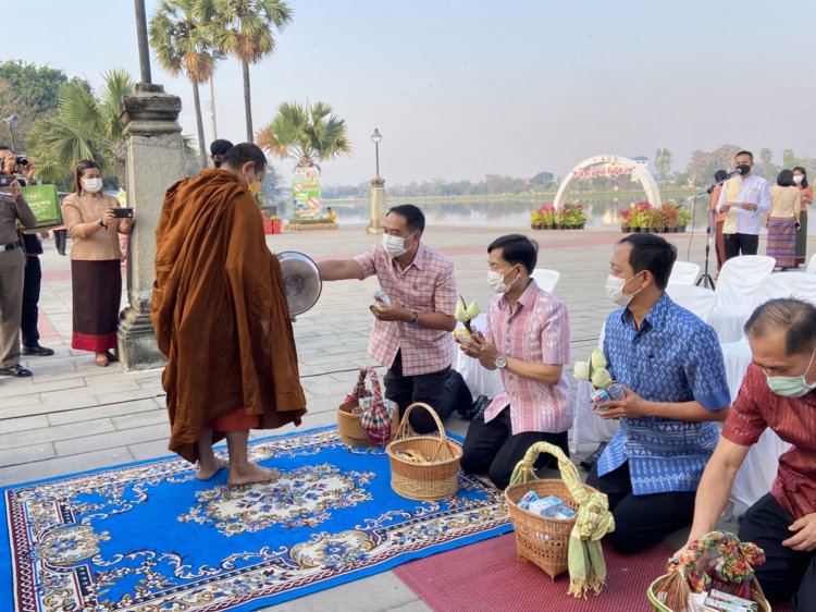 พ่อเมืองดอกลำดวนนำปชช.นุ่งผ้าไทยใส่บาตรพระทำความดีวิถีพอเพียง