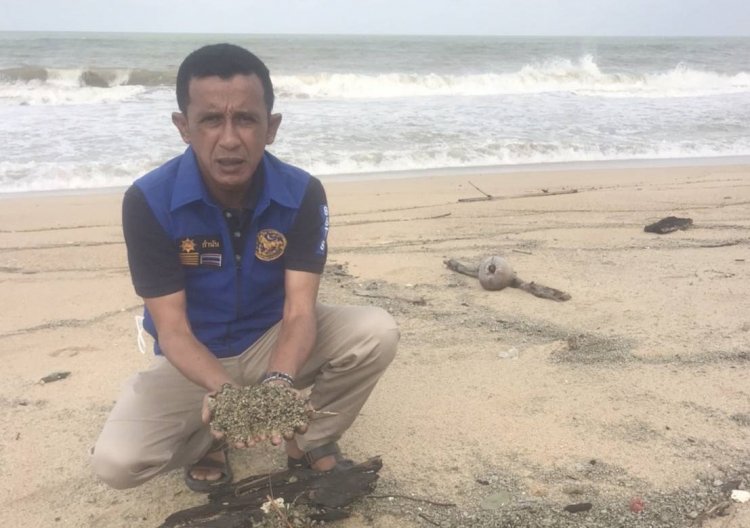 พ่อเมืองนราฯลงพื้นที่สำรวจหินภูเขาไฟลอยเกลื่อนหาดบ้านทอด