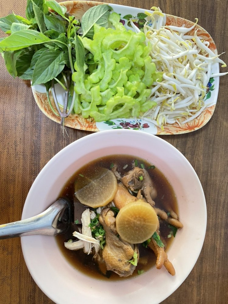 ก๋วยเตี๋ยวไก่ตุ๋นมะระเจ๊โอ๋เจ้าเด็ดนครนายก นักชิมต้องลิ้มลองรสชาติ