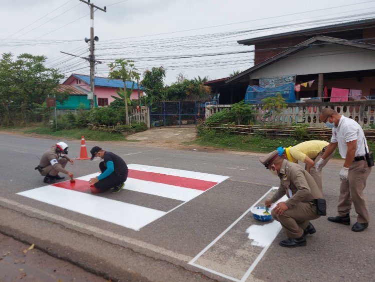 ตำรวจ สภ.คอนสวรรค์ มอบทางม้าลายสีสันชัดเจนหน้า รร.