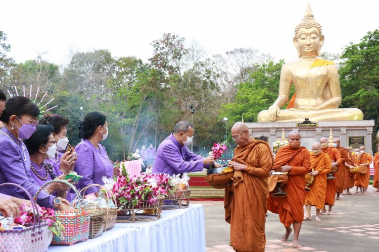 พ่อเมืองอำนาจเจริญนำปชช.ทำบุญตักบาตรเนื่องในวันมาฆบูชา