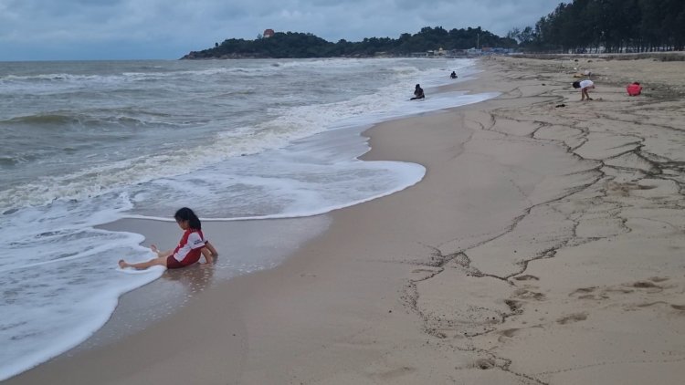 คลื่นซัด"หินภูเขาไฟ"มากองเต็มหาดชลาทัศน์รุนแรงกว่า1สัปดาห์