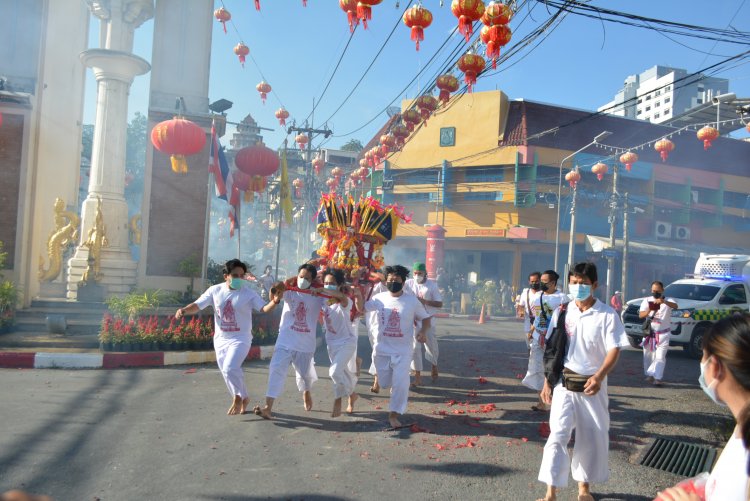 ชาวไทยเชื้อสายจีเบตงแห่พระวัดกวนอิมเบตงขอพรโควิดหมดไป