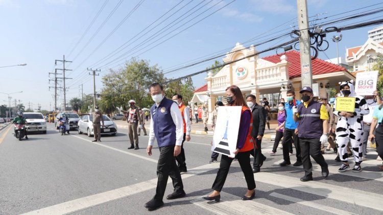 ปทุมธานีลุยปรับปรุงทาสีใหม่ให้มีความเด่นชัด สร้างความปลอดภัยทางถนน (มีคลิป)