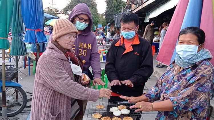 พิมายเย็นยะเยือกดันยอดขายอาหารร้อน-ข้าวจี่ขายดีเป็นพิเศษ