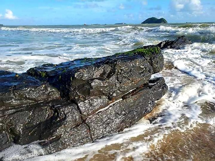 นทท.แห่เช็คอินแห่งใหม่หิน“หัวจระเข้นอนอ้าปาก”หาดแหลมสมิหลา