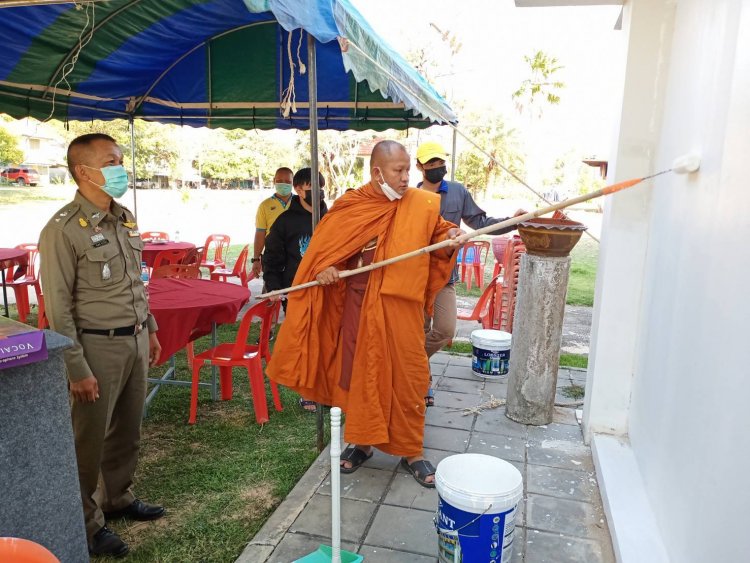 "พระอาจารย์โชติ" นำชาวบ้านทอดผ้าป่าทาสี-ถมดิน-ปรับภูมิทัศน์ สภ.จะกง