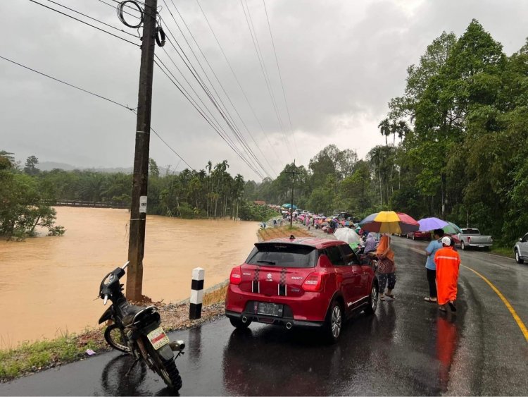 สลด!ฝนตกหนักสะพานยุบซัดรถกระบะครอบครัวครูนพดลดับ6สูญหาย 1 ราย