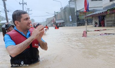 รองนายกเทศมนตรีตำบลรือเสาะลุยน้ำแจกน้ำดื่ม-อาหารซับน้ำตาเหยื่ออุทกภัย