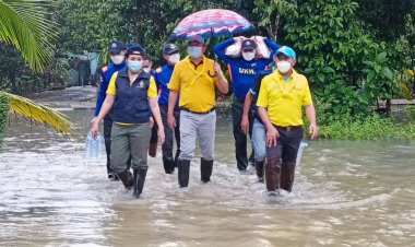 นอภ.-อบต.สุไหงปาดีนำถุงยังชีพมอบผู้ประสบภัยน้ำท่วม