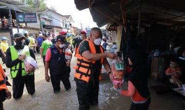 มทภ.4-ผวจ.นราฯลงพื้นที่เยี่ยมให้กำลังใจผู้ประสบภัยน้ำท่วม (มีคลิป)