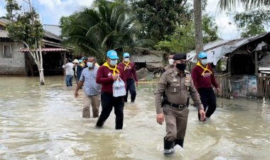ผกก.สภ.เมืองนราฯนำคณะลงพื้นซับน้ำตามเหยื่ออุทกภัย