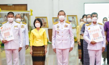 ปทุมธานีจัดพิธีมอบแบบลายผ้าพระราชทาน “ผ้าขิดลายนารีรัตนราชกัญญา”