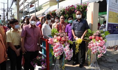 ผู้ว่าฯศรีสะเกษนุ่งผ้าไทยปลูกดอกไม้สนับสนุนศรีสะเกษเกมส์