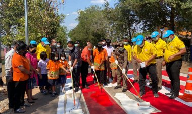 ผู้ว่าฯศรีสะเกษทาสีทางม้าลายรณรงค์ลดอุบัติเหตุทางข้ามอำเภออุทุมพรพิสัย(มีคลิป)